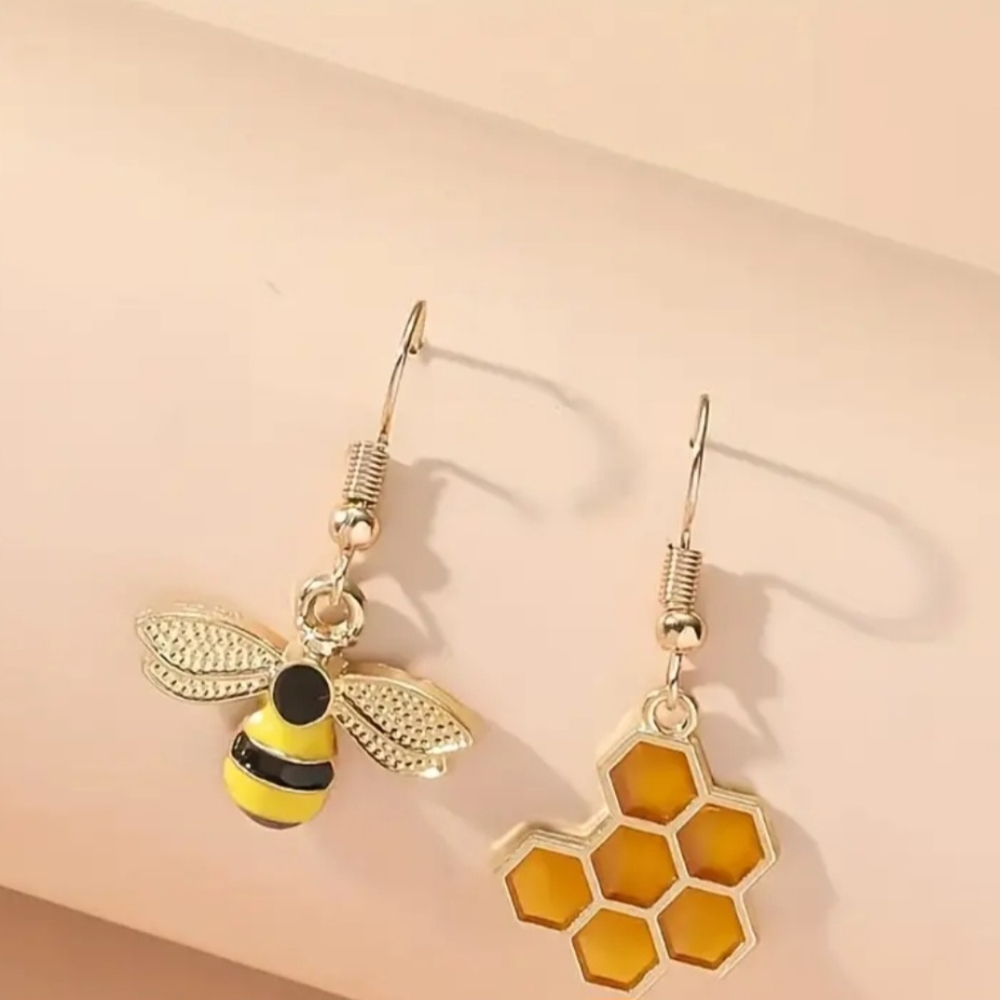 Bee and honeycomb earrings set